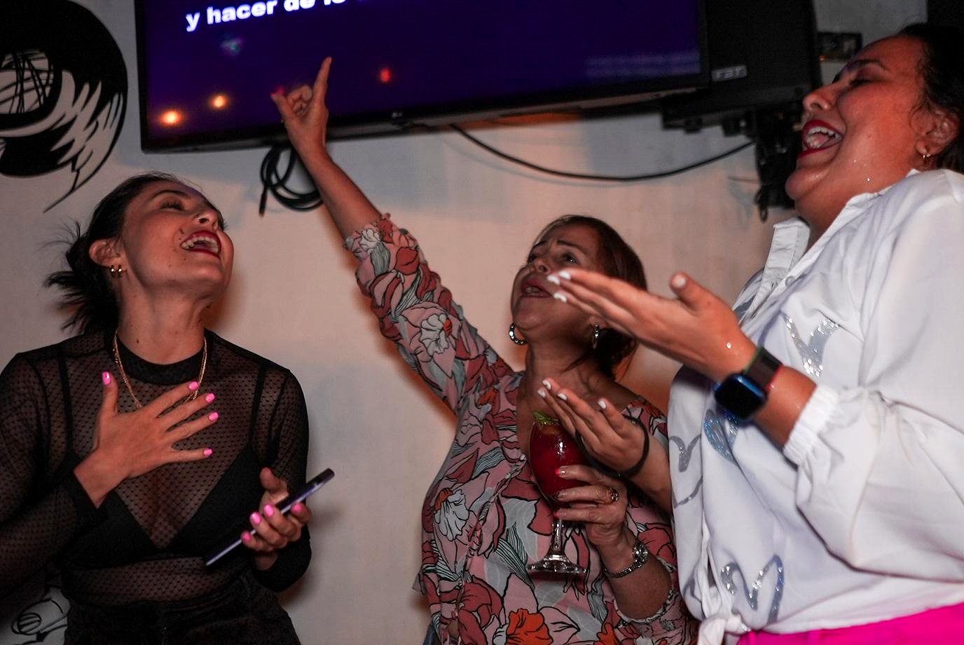 Amigas cantando y riendo en A Kantar Karaoke Bar
