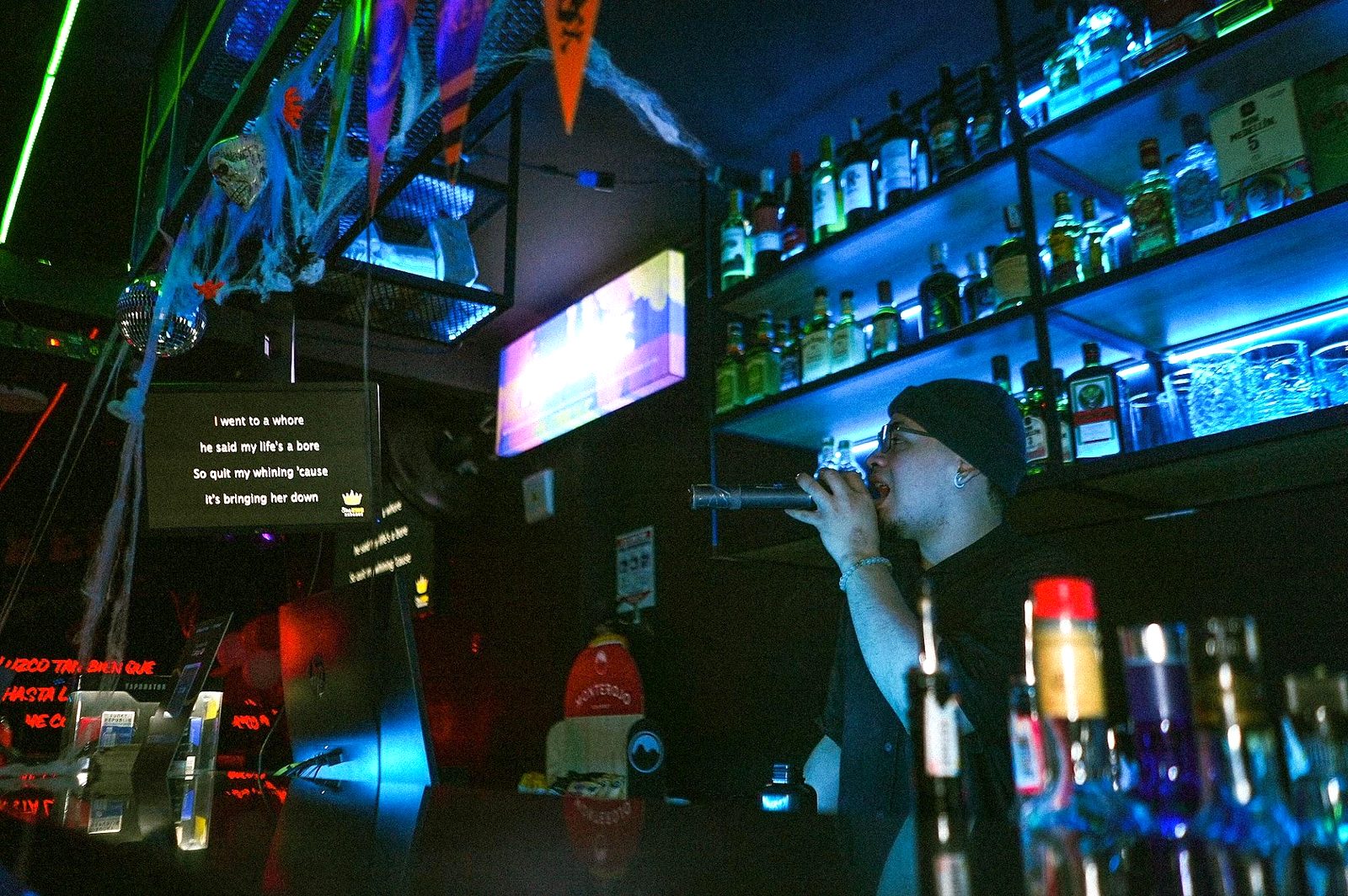 Barra de A Kantar con luces de neón