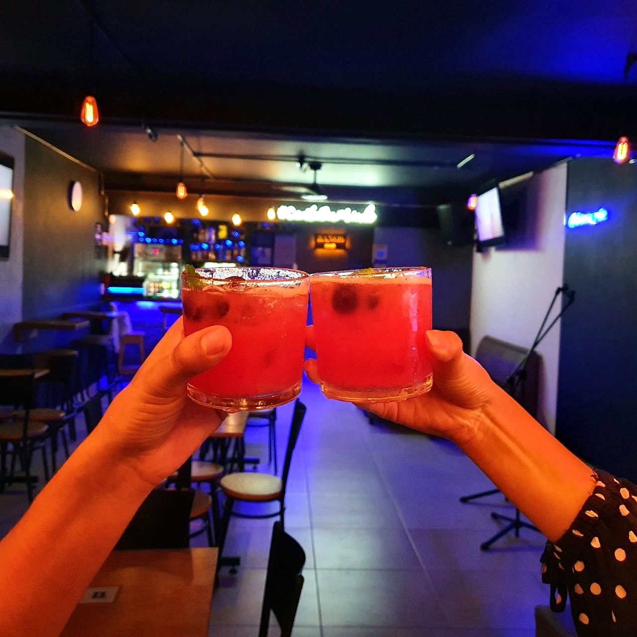 Brindis con cocteles entre amigos en A Kantar