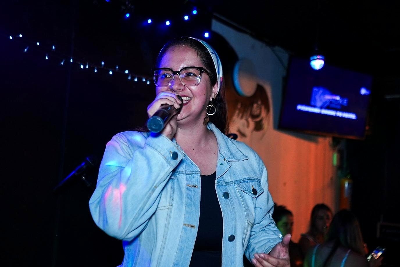 Cliente cantando en el escenario de A Kantar Karaoke Bar