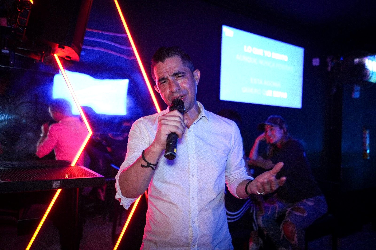 Cliente cantando con micrófono en A Kantar