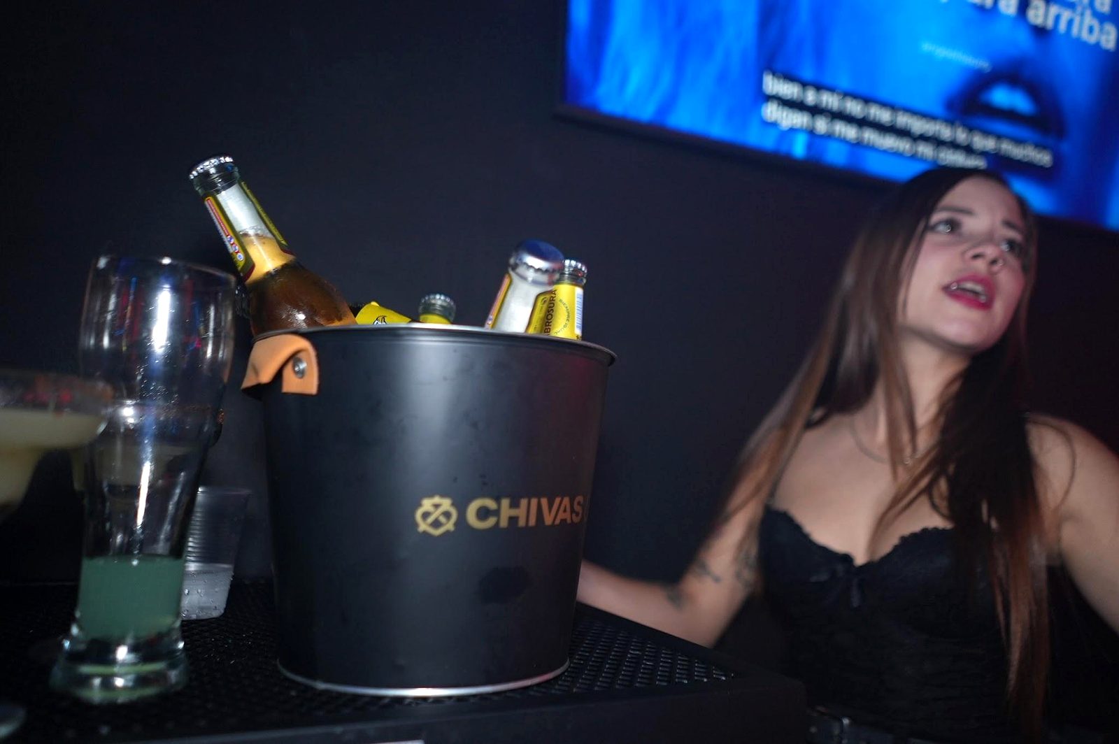 Cliente con cubeta de whisky en A Kantar