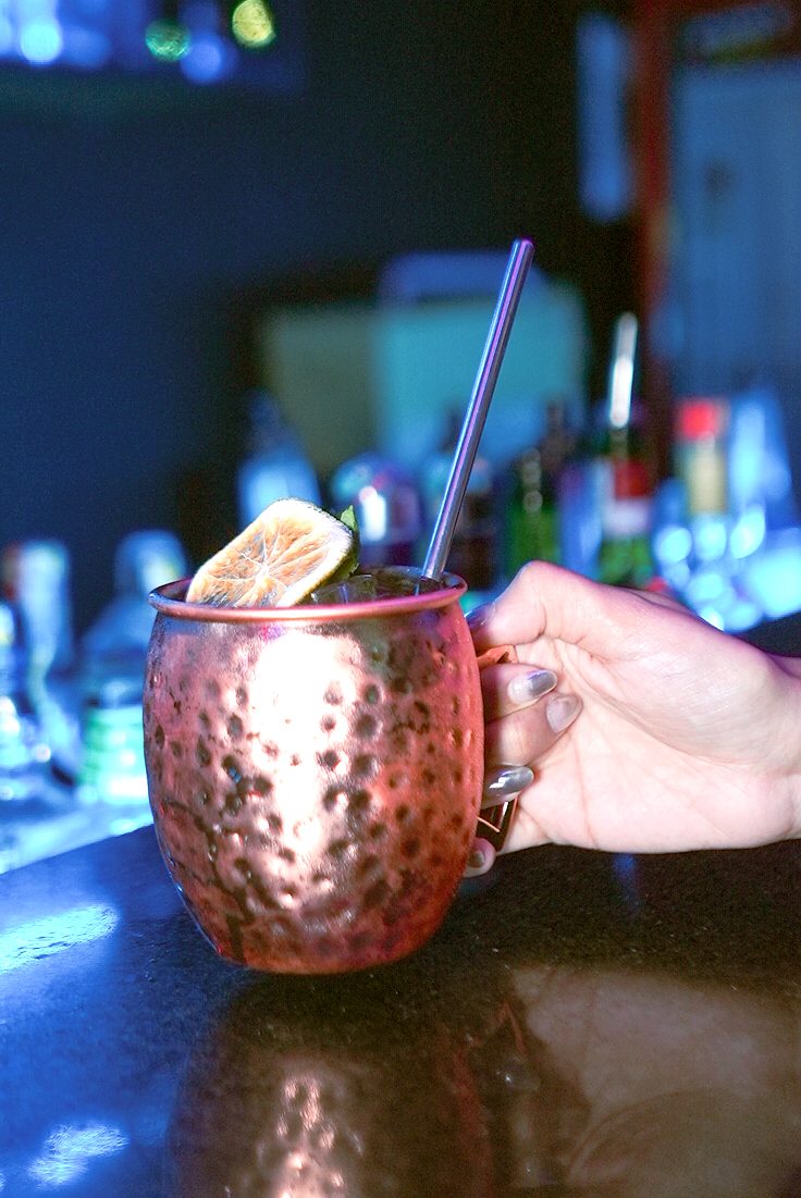 Coctel Moscow Mule en la barra de A Kantar