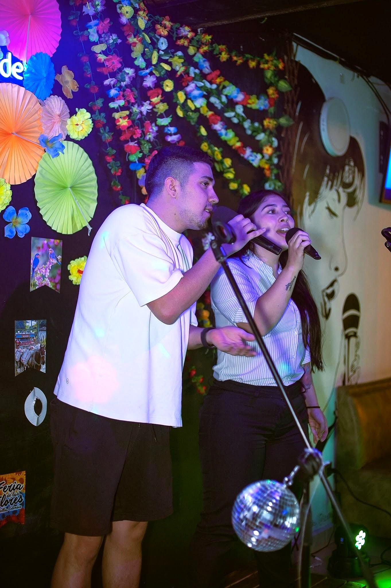 Dúo cantando karaoke en A Kantar