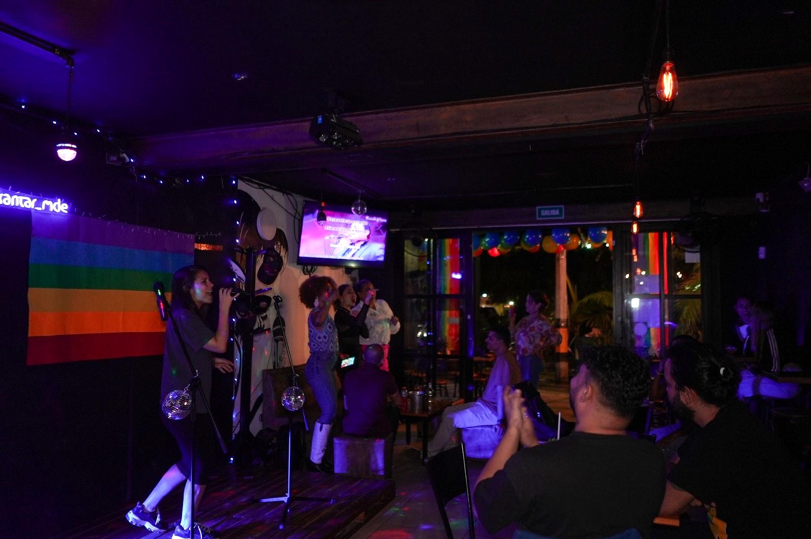 Escenario y pantallas de A Kantar en Laureles
