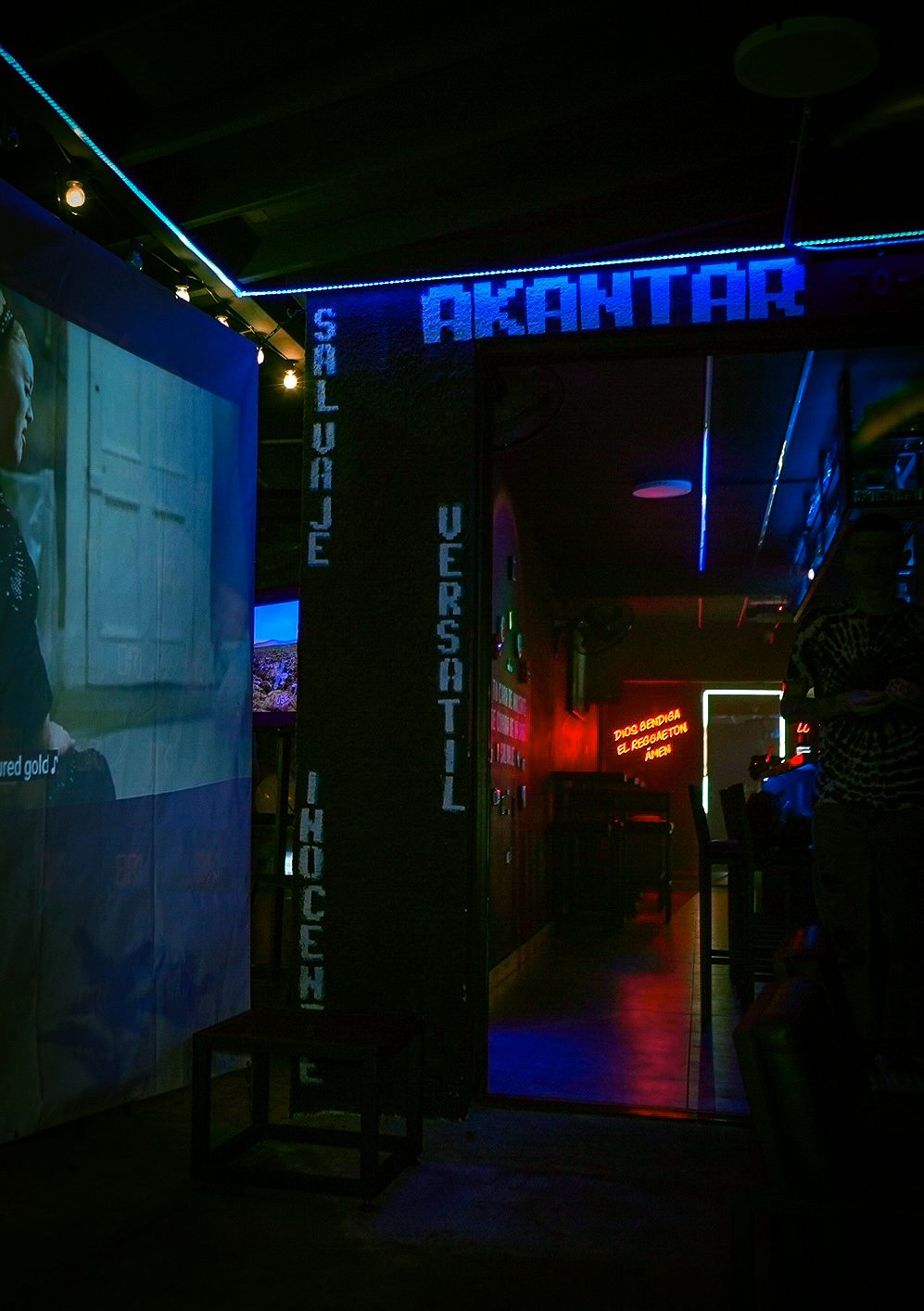 Fachada de A Kantar Karaoke Bar de noche