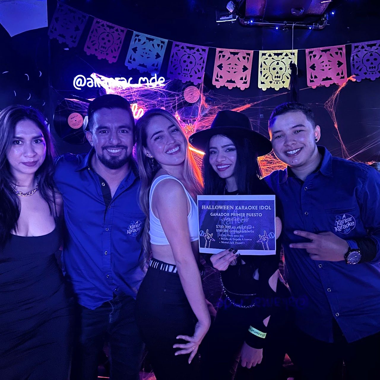Grupo celebrando en una noche de Halloween Karaoke Idol en A Kantar