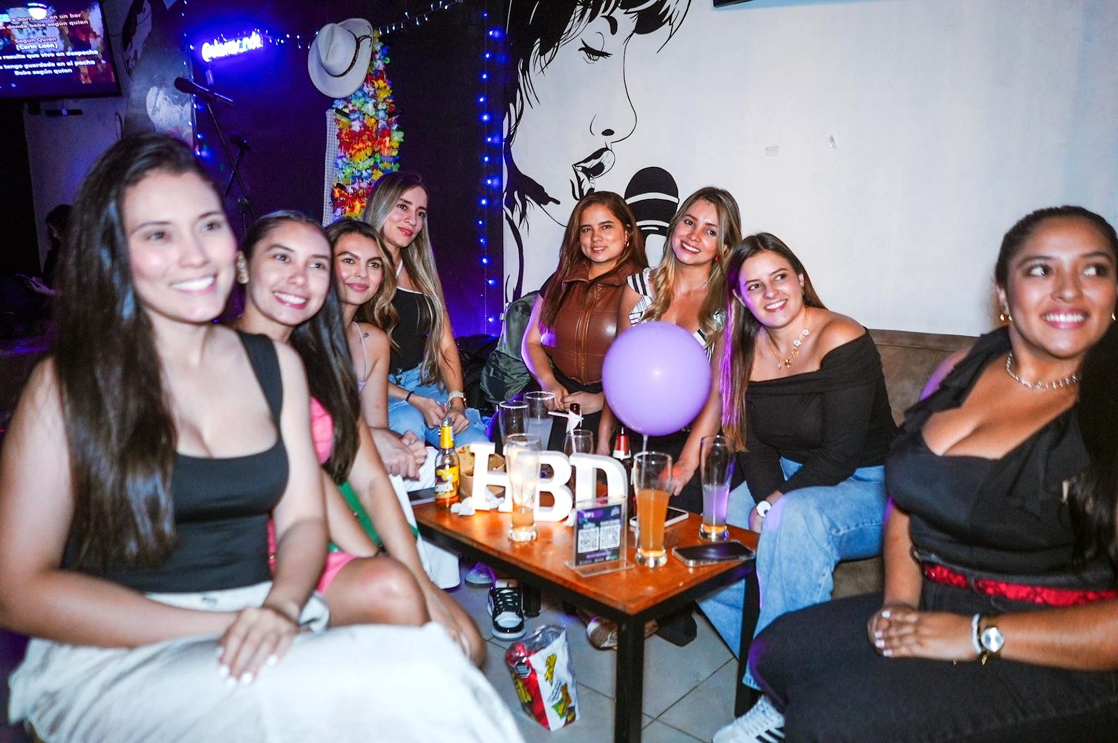 Grupo de amigas en una mesa de A Kantar Karaoke Bar