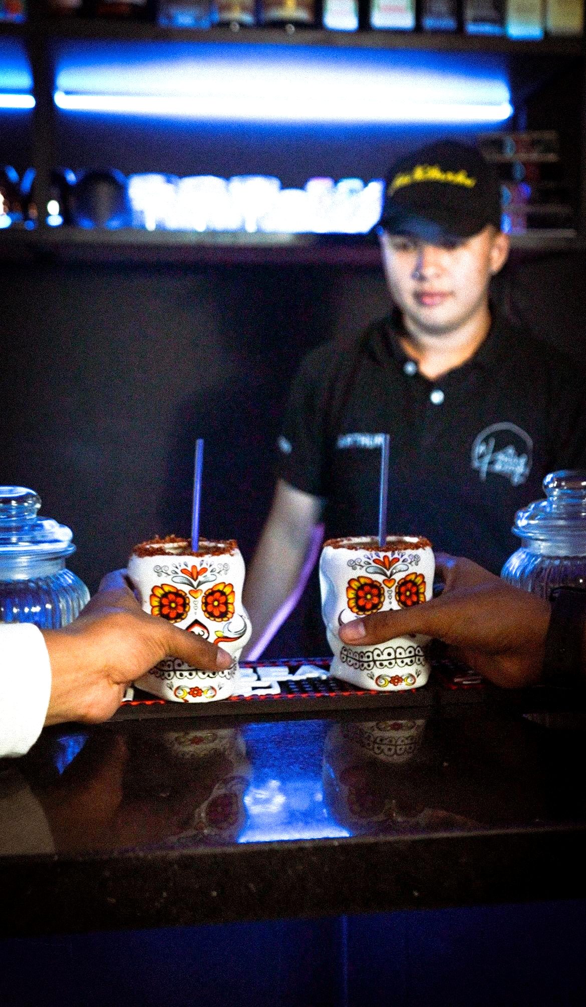 Cocteles en mugs de calavera servidos en la barra de A Kantar