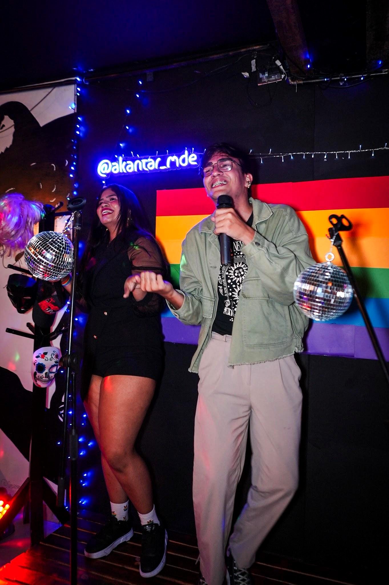 Celebración con bandera del orgullo en A Kantar